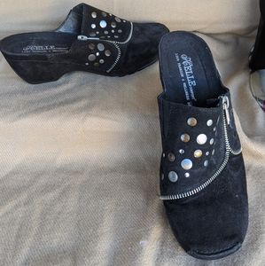 Helle | Comfort Black Clogs